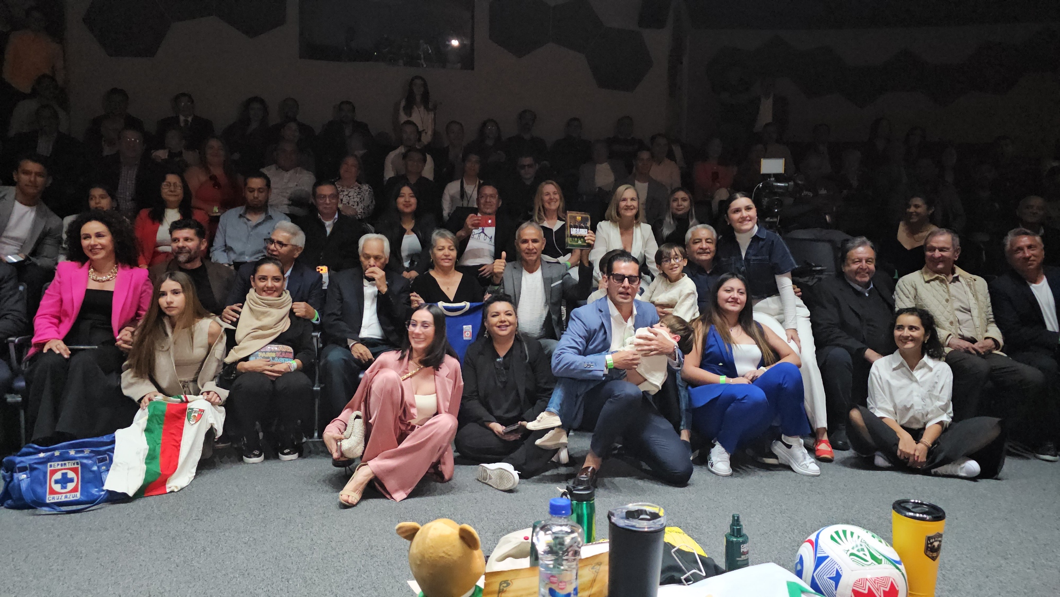 Familia Flores, amigos y medios de comunicación.